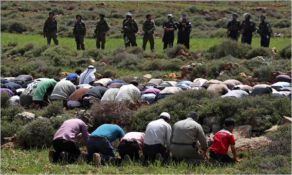New York Times: Israeli Soldiers vs Palestinian Worshipers