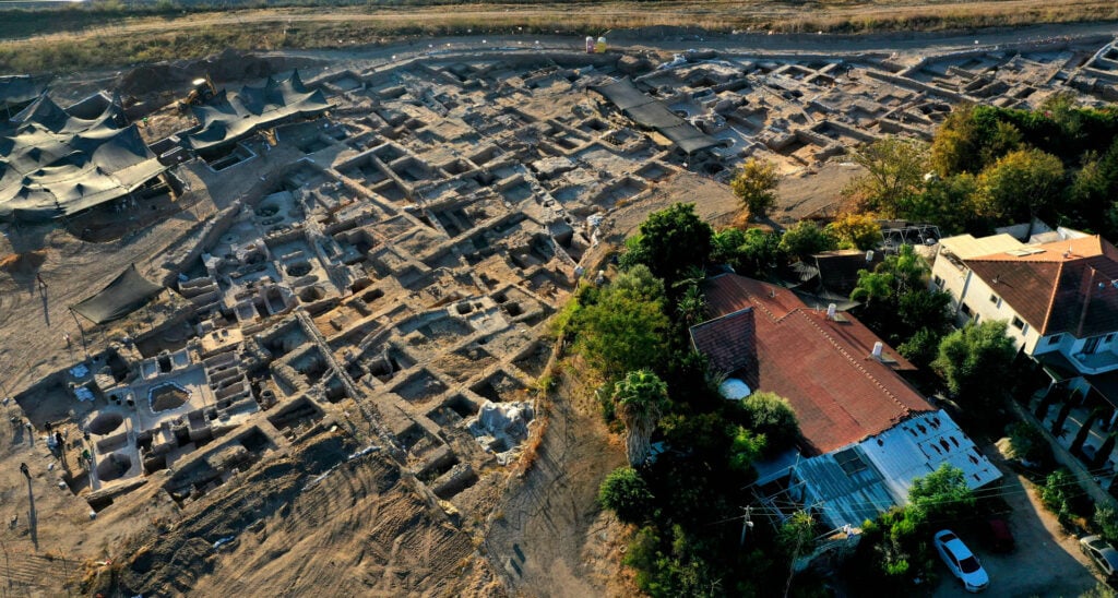 Media Erase Jewish Connection to Newly Uncovered Ancient Winery in Israel