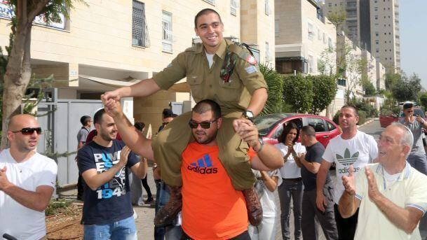 Le sergent Elor Azaria lors de la permission de 48 heures qui lui a été accordée pour passer la Pâque Juive en famille.